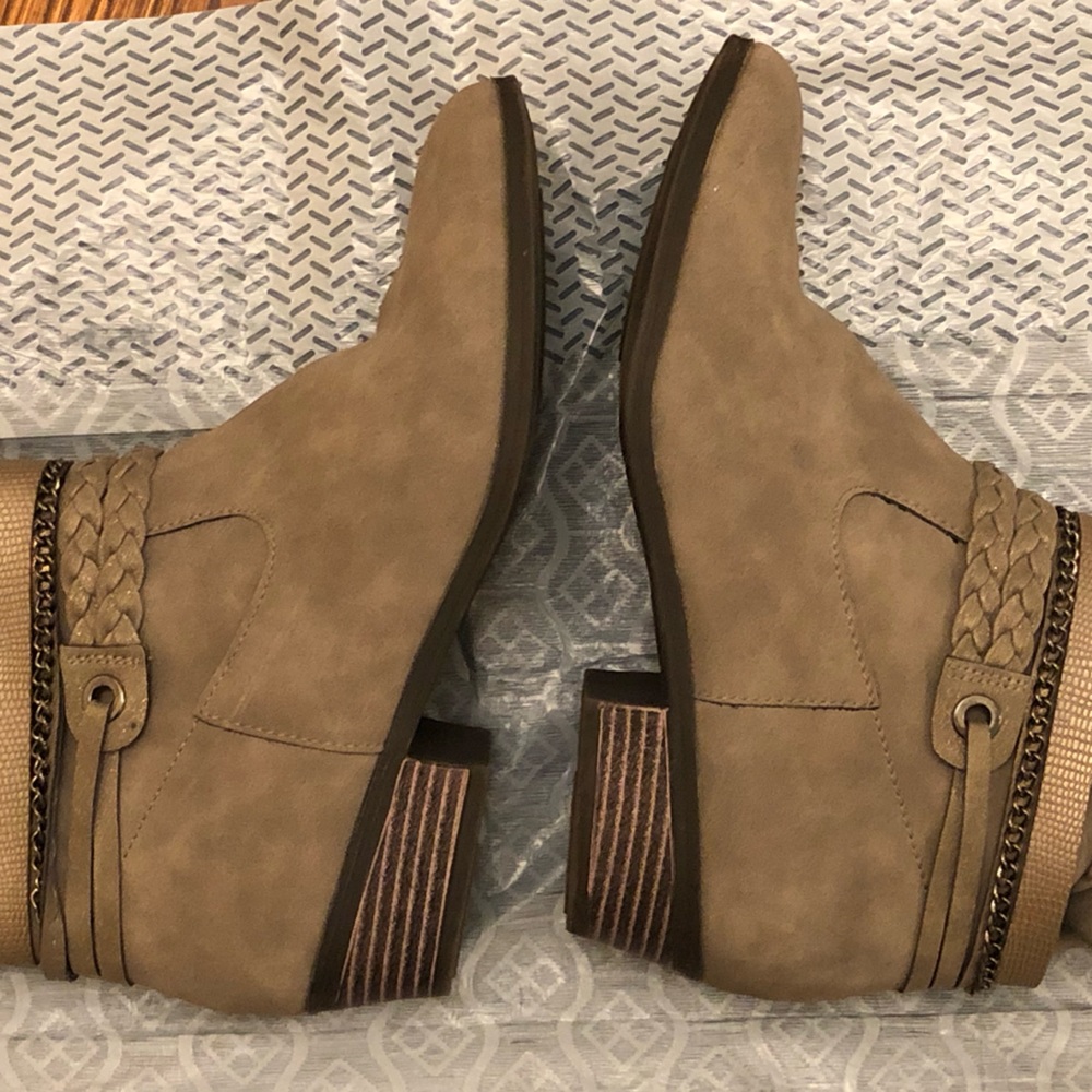 Girls Ankle Boots size 4